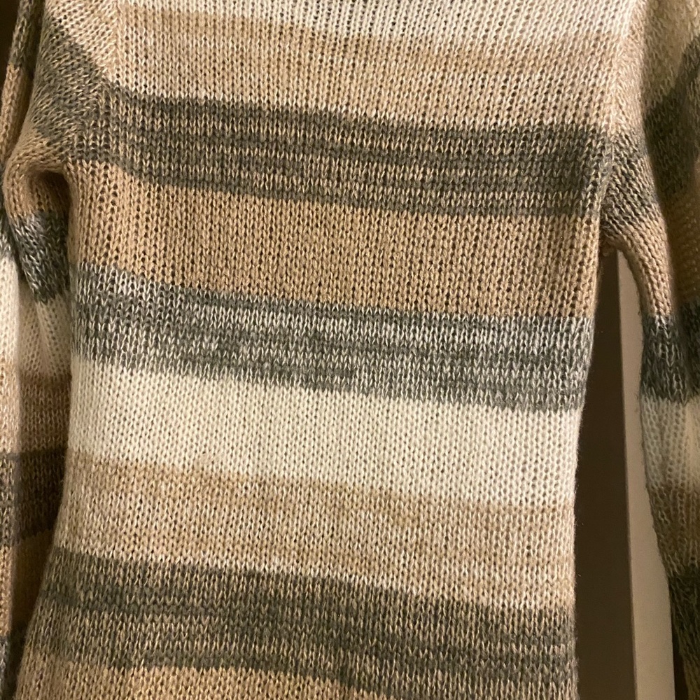 Beautiful multi colored sweater - Picture 2 of 3